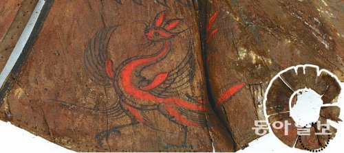 경주 천마총에서 출토된 서조도 채화판. 전체적으로는 도넛 모양(오른쪽 작은 사진)이다. 채화판에 그려진 새들은 주로 봉황을 닮았으나, 몇몇은 쥐 같은 얼굴 생김새를 지닌 것도 있다. 국립경주박물관 제공