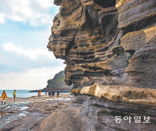 제주 서귀포시 안덕면 용머리해안. 해식동굴과 풍화혈(용암이 식으면서 암반 등에 구멍이 숭숭 뚫린 모습) 등 다양한 지질형태를 직접 확인할 수 있다. 제주관광공사 제공