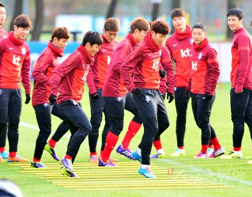 한국축구가 FIFA 랭킹 하락의 직격탄을 맞았다. AFC 가맹국 중 4번째로 높은 순위의 한국은 내년 1월 열릴 호주 아시안컵 조 추첨에서 톱시드 배정에 실패했다. 스포츠동아DB