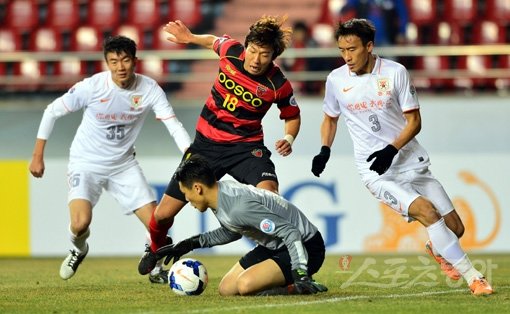 포항 고무열(왼쪽 두 번째)이 18일 스틸야드에서 벌어진 아시아축구연맹(AFC) 챔피언스리그 산둥 루넝과 경기에서 상대 골키퍼에게 슛이 막히자 아쉬워하고 있다. 포항｜박화용 기자 inphoto@donga.com 트위터@seven7sola