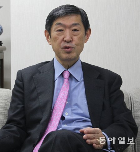 기타오카 신이치 고쿠사이대학 총장은 11일 도쿄에서 동아일보와 진행한 인터뷰에서 ‘일본의 안전을 지키기 위해 집단적 자위권이 필요하다’고 주장했다. 그는 동북아의 불안정 요인으로 ‘중국의 팽창과 북한의 위협’을 꼽았다. 도쿄=배극인 특파원 bae2150@donga.com