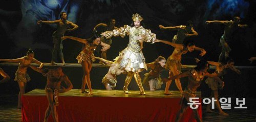 화려한 의상과 무대 디자인, 애크러배틱 등 풍성한 볼거리를 지닌 뮤지컬 ‘태양왕’. 다음 달 국내에서 공연되는 ‘태양왕’은 원작의 이야기를 압축하고 집중도를 높이는 방식으로 재창작됐다. ㈜태양왕 제공