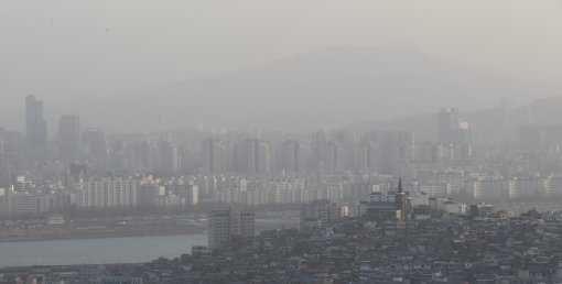 (사진=아침까지 옅은 황사/동아일보 DB)