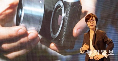 이영희 삼성전자 무선사업부 마케팅 팀장(부사장)이 19일 서울 강남구 삼성로 비욘드 뮤지엄에서 카메라 신제품 ‘NX 미니’를 소개하고 있다. 삼성전자 제공