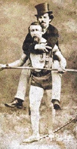 1859년 6월 30일 매니저였던 해리 콜코드를 등에 업은 채 외줄을 타고 나이아가라 폭포를 건너고 있는 찰스 블론딘. 동아비즈니스리뷰 DB