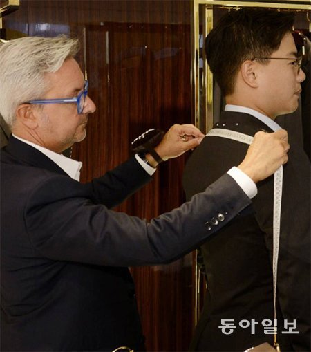 최근 남성 럭셔리 패션 시장이 평균 20∼30%씩 성장하고 있다. 한 남성 고객이 서울 강남구 압구정로 구치 매장에서 맞춤 정장 서비스 ‘메이드 투 메저’를 받고 있다. 구치그룹코리아 제공