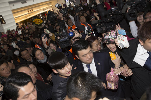 아시아투어 대만 공연을 위해 21일 현지를 찾은 김수현이 공항에서부터 수많은 팬들에게 둘러싸였다. 사진제공｜키이스트