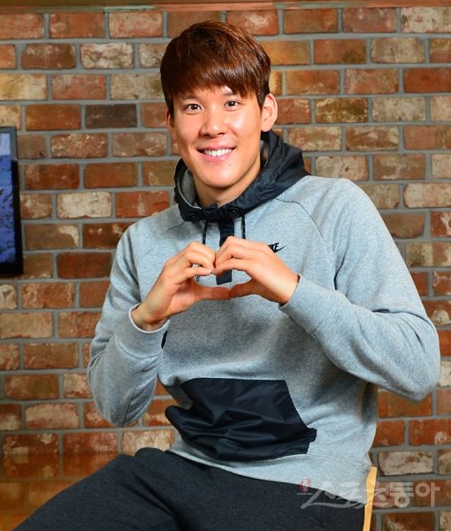 언젠가 ‘여유 있게’ 사랑할 수 있을 때를 기다리는 ‘마린보이’ 박태환. 그러나 그는 사랑을 잠시 뒤로 미루고 다시 인천아시안게임을 정조준하고 있다. 손으로 하트를 그리는 박태환의 미소가 유난히 아름다워 보인다. 박화용 기자 inphoto@donga.com 트위터 @seven7sola