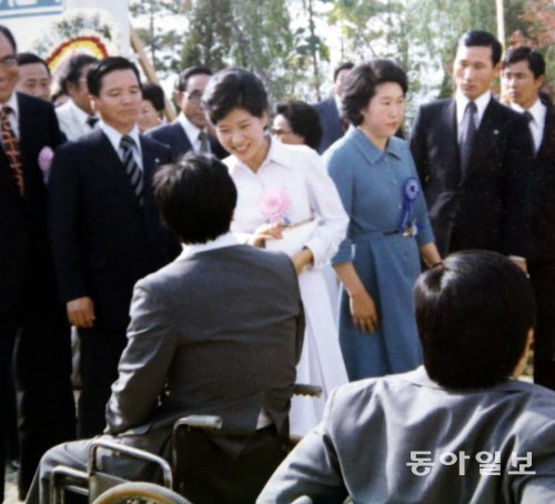 1977년 10월 정립회관 개관 2주년 기념식에 참석한 박근혜 씨(흰 원피스). 당시 25세. 오른쪽이 황연대 관장. 박 대통령은 개관식과 1주년 기념식에도 참석했다. 황연대 씨 제공