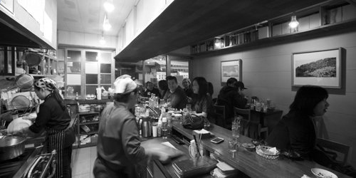 남자들은 술 한잔을 앞에 놓고 무엇을 말하고 싶은가. 사진은 서울 용산구 이촌동의 심야식당 ‘이꼬이’의 내부모습. 이꼬이 제공