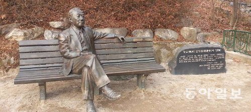 서울 종로구 삼청공원에 있는 염상섭 동상. 다음 달 1일 고인이 언론인이자 소설가로 활동했던 주무대인 세종로 사거리 근처로 이전된다. 대산문화재단 제공