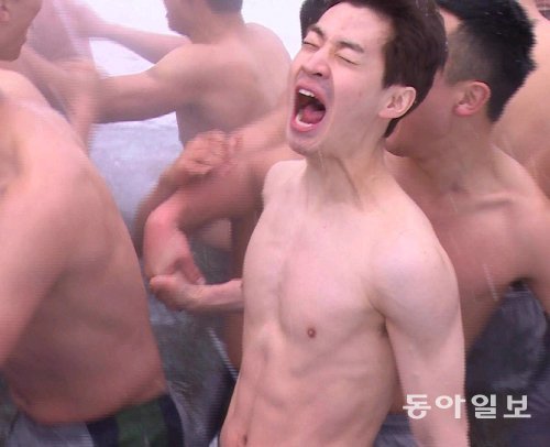 MBC ‘일밤-진짜 사나이’는 남자보다 여자에게 더 인기 있는 ‘군대예능’이다. 얼음물에 뛰어든 ‘슈퍼주니어M’의 중국계 캐나다인 멤버 헨리. MBC 제공