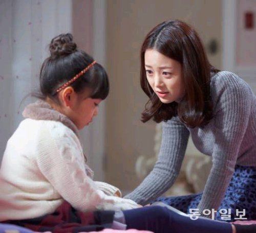드라마 ‘세 번 결혼하는 여자’에서 의붓딸 정슬기(김지영)를 학대하는 한채린(손여은). SBS 제공