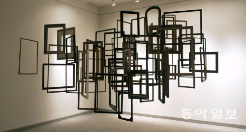 조숙진 작가의 ‘프레임(Frames)’. 빈 액자 틀 200여 개로 이뤄진 작품은 존재와 부재가 뒤엉킨 세상을 대변한다. 서울시립미술관 제공