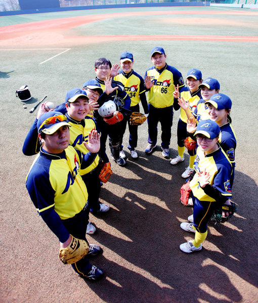 우리나라 최초의 생활체육 남녀혼성 야구팀 ‘액션’. 경기에서 단 한 번도 이겨보지 못한 ‘전패팀’이지만 야구에 대한 열정만큼은 ‘전승팀’이다. 사진제공ㅣ국민생활체육회