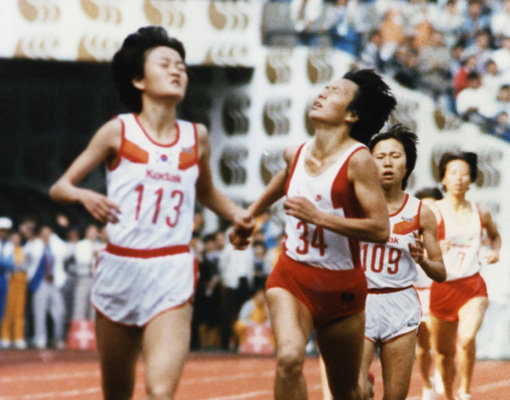 ‘한국육상의 영웅’ 임춘애(113번)가 1986년 서울아시안게임에서 혼신의 힘을 다해 달리고 있다. 가난한 집에서 고생하는 어머니를 위해 뛰고 또 뛰어 금메달을 3개나 목에 건 그녀의 투혼은 지금까지도 회자되고 있다. 스포츠동아DB