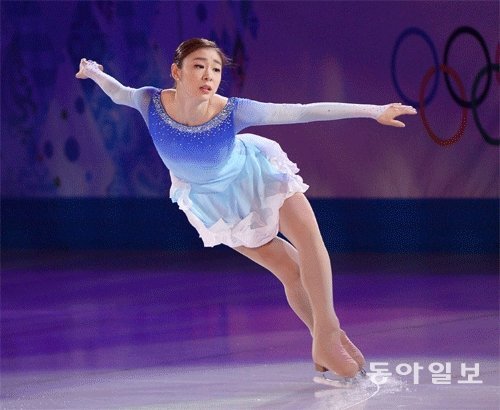 현역에서 은퇴한 ‘피겨 여왕’ 김연아가 5월 4∼6일 열리는 아이스쇼에서 팬들에게 감사의 인사를 전한다. 사진은 지난달 소치 겨울올림픽 피겨 갈라쇼에서 ‘이매진(Imagine)’의 선율에 맞춰 연기를 펼치는 김연아. 동아일보DB