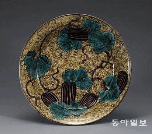 일본의 17세기 에도시대 참외무늬 채색자기 대접. 당시 일본 채색자기는 규슈 지역을 중심으로 생산돼 유럽에서 인기를 끌며 호황을 누렸다. 국립중앙박물관 제공