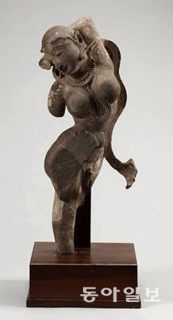 인도의 10세기 여신상. 육감적인 신체 표현이 인상적이다. 국립중앙박물관 제공
