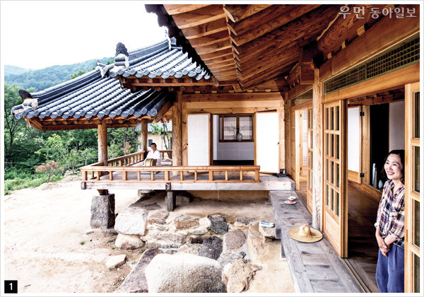 1 비 맞지 않으면서 아궁이 불을 편하게 때고 싶어 마루 아래에서 아궁이 불을 때도록 만들었다. 고운 백토와 송진을 버무려 방바닥에 깔고, 그 위에 쑥가루와 침향을 섞어 마감한 후 장판을 발랐다.