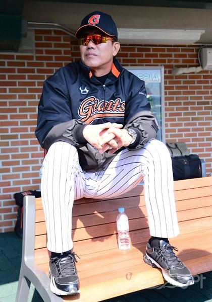 지난 24일 프로야구 미디어데이에서 개막전 선발 투수를 밝히지 않은 롯데 김시진 감독이 투수 컨디션 저하 및 필승카드 노출을 막기 위해 투수 예고를 하지 않았다고 밝혔다. 울산｜김종원 기자 won@donga.com 트위터 @beanjjun