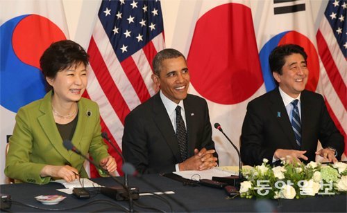 활짝 웃는 3국 정상



박근혜 대통령, 버락 오바마 미국 대통령, 아베 신조 일본 총리(왼쪽부터)가 25일 오후(현지 시간) 네덜란드 헤이그의 미국대사관저에서 정상회의를 하기 전 취재진을 보며 활짝 웃고 있다. 헤이그=신원건 기자 laputa@donga.com