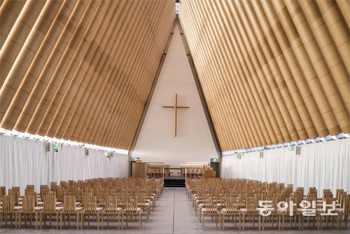 반 시게루가 2013년 뉴질랜드 크라이스트처치에 지은 종이 교회. 스티븐 구드너프 촬영·하이엇재단 제공