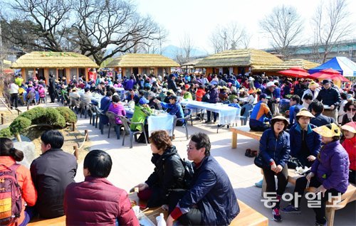 대구 달성군 화원읍 낙동강 사문진 주막촌을 찾은 관광객들이 막걸리와 음식을 먹으면서 휴식을 취하고 있다. 달성군 제공