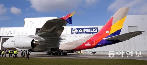 아시아나항공의 첫 번째 A380 여객기가 26일(현지 시간) 독일 함부르크에 있는 에어버스 도색공장에서 격납고를 빠져나오고 있다. 이 여객기는 6월부터 일본 도쿄와 홍콩 노선에 투입된다. 함부르크=최혁중 기자 sajinman@donga.com