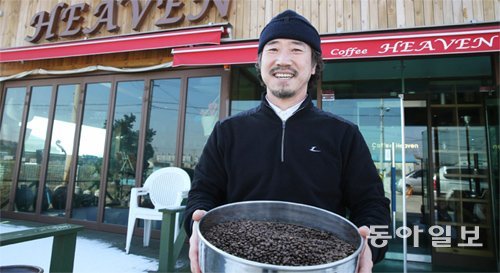 황성윤 목사가 자신이 운영하는 커피 천국이란 뜻의 ‘Coffee Heaven(커피 헤븐)’ 앞에서 볶은 커피를 들고 환하게 웃고 있다. 황 목사는 “한국 사람에게 맞는 좋은 커피를 만들어 몸과 마음의 건강을 돕겠다”고 포부를 밝혔다.

고양=김경제 기자

kjk5873@donga.com