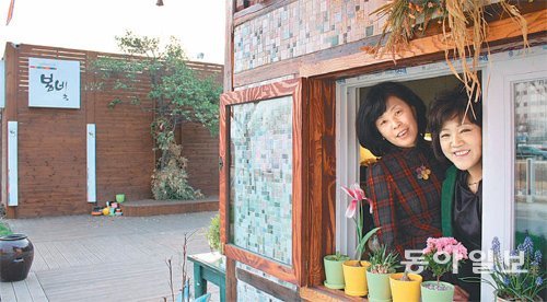 강원 춘천시 약사천변에 문을 연 봄빛공예협동조합의 갤러리 카페 ‘봄빛’에서 이곳을 운영하는 지미숙, 김인숙 조합원(왼쪽부터)이 활짝 웃고 있다. 봄빛은 수년 동안 폐가로 방치돼 온 한옥을 리모델링해 탄생했다. 이인모 기자 imlee@donga.com