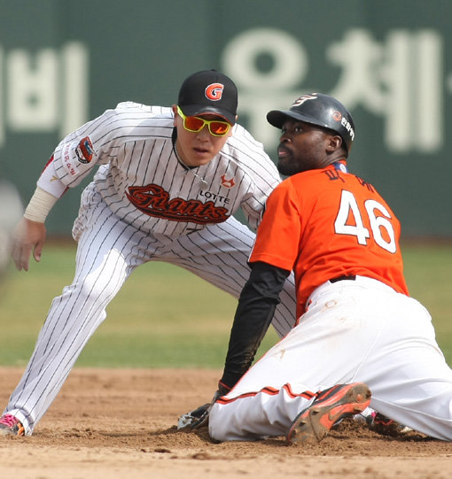 한화가 30일 사직구장에서 열린 2014프로야구 개막전에서 롯데를 4-2로 꺾고 첫 승을 신고했다. 지난 3년간 롯데에게 개막전에서 연패했지만 새로 영입한 이용규, 정근우 및 외국인선수 피에의 활약이 빛났다. 2루를 훔치고 있는 피에(오른쪽). 사진제공｜롯데 자이언츠