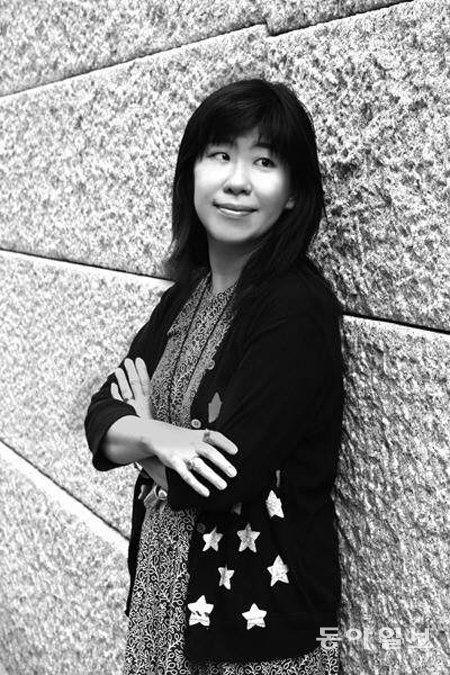 한국에서 인기 높은 일본 소설가 요시모토 바나나는 신작 ‘도토리 자매’에서 서울을 활기와 생명력 넘치는 도시로 묘사했다. 민음사 제공