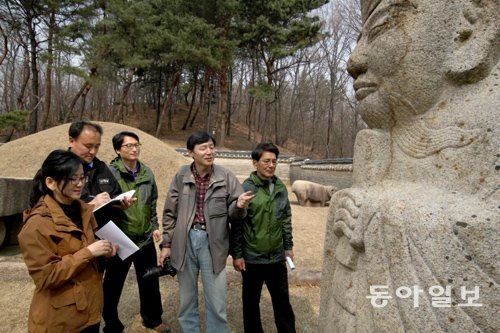 27일 경기 고양시 덕양구 서오릉에 있는 순창원에서 김기주 한국기술교육대 건축공학부 교수(오른쪽에서 두 번째)를 비롯한 민관합동점검단이 석물들을 돌아보며 의견을 나누고 있다. 고양=정양환 기자 ray@donga.com