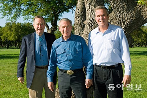 미국 정치 명문 부시가(家)의 남자들. 왼쪽부터 41대 대통령 조지 부시, 그리고 두 아들인 43대 대통령 조지 W 부시와 젭 부시 전 플로리다 주지사.