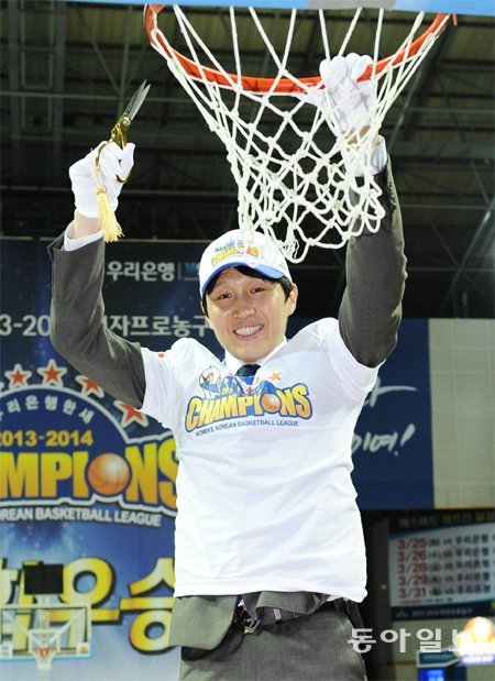 위성우 우리은행 감독이 29일 챔피언결정전 4차전에서 신한은행을 꺾고 시리즈 전적 3승 1패로 2년 연속 통합 우승을 차지한 뒤 우승팀만이 할 수 있는 세리머니인 골망 자르기를 하고 있다. WKBL 제공