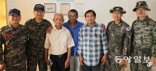 6·25 참전용사인 소피오 로브리고 씨(왼쪽에서 세번째)가 23일 필리핀 레이테 주에서 태풍 피해 복구 활동을 벌이고 있는 한국군 합동지원단(아라우
부대)에 감사의 편지를 전달한 뒤 부대 관계자들과 기념 촬영을 하고 있다. 국방부 제공