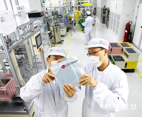 충북 청원군 LG화학 오창공장에서 직원들이 전기자동차용 배터리 셀을 검사하고 있다. LG그룹 제공