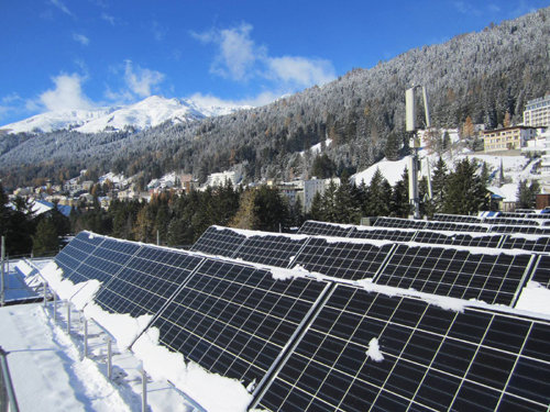 지난해 12월 한화큐셀이 스위스 다보스 콩그레스센터 지붕에 설치한 태양광 모듈. 한화그룹 제공
