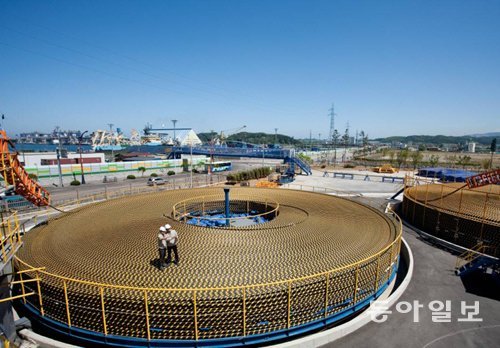 스마트 그리드의 선두주자인 LS그룹은 전기·전자, 소재, 에너지 산업에 그린 솔루션을 결합해 새로운 산업의 영역으로 넓혀가고 있다. LS그룹 제공