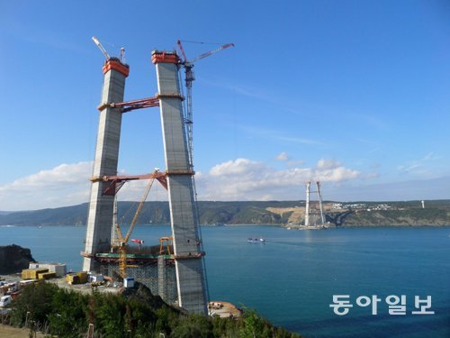 현대제철이 건축구조용 H형강 제품을 공급한 터키 보스포루스 제3대교 공사 현장에서 세계 최대 높이(322m)의 주탑이 건설되고 있다. 현대제철 제공