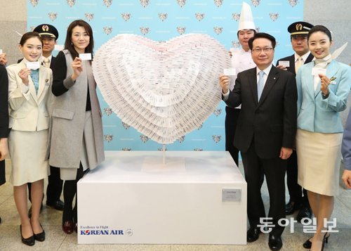 대한항공은 임직원이 단결해 위기를 극복하자는 ‘한마음 캠페인’을 벌이고 있다. 지창훈 대한항공 사장(오른쪽에서 두 번째), 조현민 전무 등이 명함을 들어 보이고 있다. 대한항공 제공