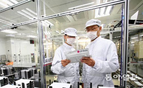 충북 청원군 LG화학 오창공장 전기자동차용 배터리 생산라인에서 직원들이 전기차용 배터리 셀을 검사하고 있다. LG화학 제공