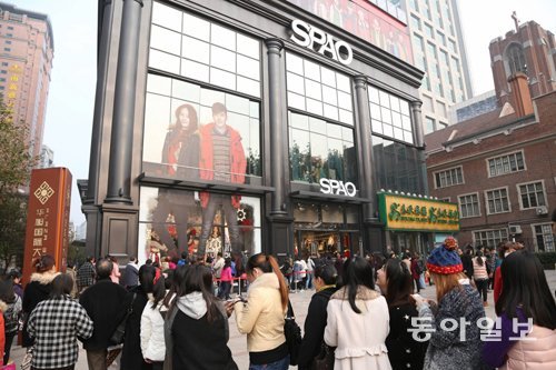 지난해 말 이랜드 스파오(SPAO)의 중국 상하이 매장 개점일에 고객들이 길게 줄을 늘어서서 입장을 기다리고 있다. 이랜드 제공