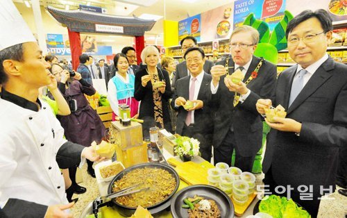 홈플러스는 한국 식품기업들의 영국 수출 판로를 확대하기 위해 2011년부터 영국 현지에서 열리는 한국식품전을 지원하고 있다. 지난해 열린 행사에서 도성환 사장(오른쪽)이 영국 현지 업체 관계자들과 함께 한국 식품을 시식하고 있다.