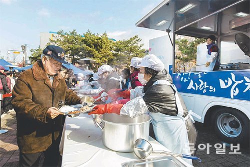 기업은행은 취사시설과 냉장·급수설비를 갖춘 무료급식차량 ‘참! 좋은 사랑의 밥차’를 운영하며 식사나눔 봉사를 하고 있다. 기업은행 제공