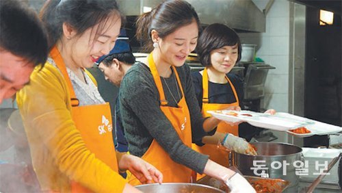 SK증권 임직원들이 홀몸노인과 노숙인에게 무료 급식을 제공하기 위해 일손을 돕고 있다. 2008년 광야교회와 인연을 맺은 뒤 정기적으로 급식봉사를 하고 있다. SK증권 제공