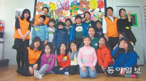 지난달 한화투자증권 임직원들이 서울 영등포구 양평동 선유지역아동센터에서 어린이들과 기념사진을 찍고 있다. 이날 한화투자증권 임직원은 어린이 15명과 환경사랑 체험활동을 진행하는 등 문화예술 활동을 벌였다. 한화투자증권 제공