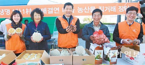 차남규 사장(가운데) 등 한화생명 임직원들이 지난해 10월 자원봉사 대축제 기간에 충남 청양군 아산리 마을의 농산물 판매를 위해 서울 여의도 본사 앞에 직거래 장터를 열었다. 한화생명 제공