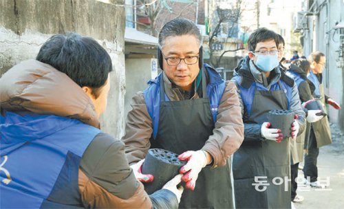 금융투자협회 관계자들이 지난해 말 서울 은평구의 저소득층 가구를 찾아 연탄을 나눠줬다. 금투협은 6년째 연탄 나눠주기 봉사활동을 벌이고 있다. 금융투자협회 제공